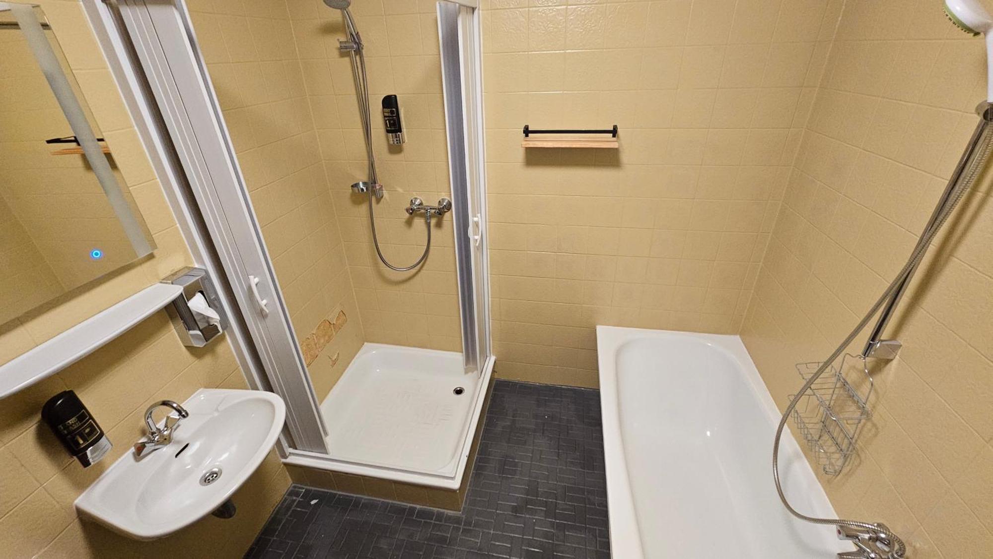 Kenner Treff Hotel Bagian luar foto