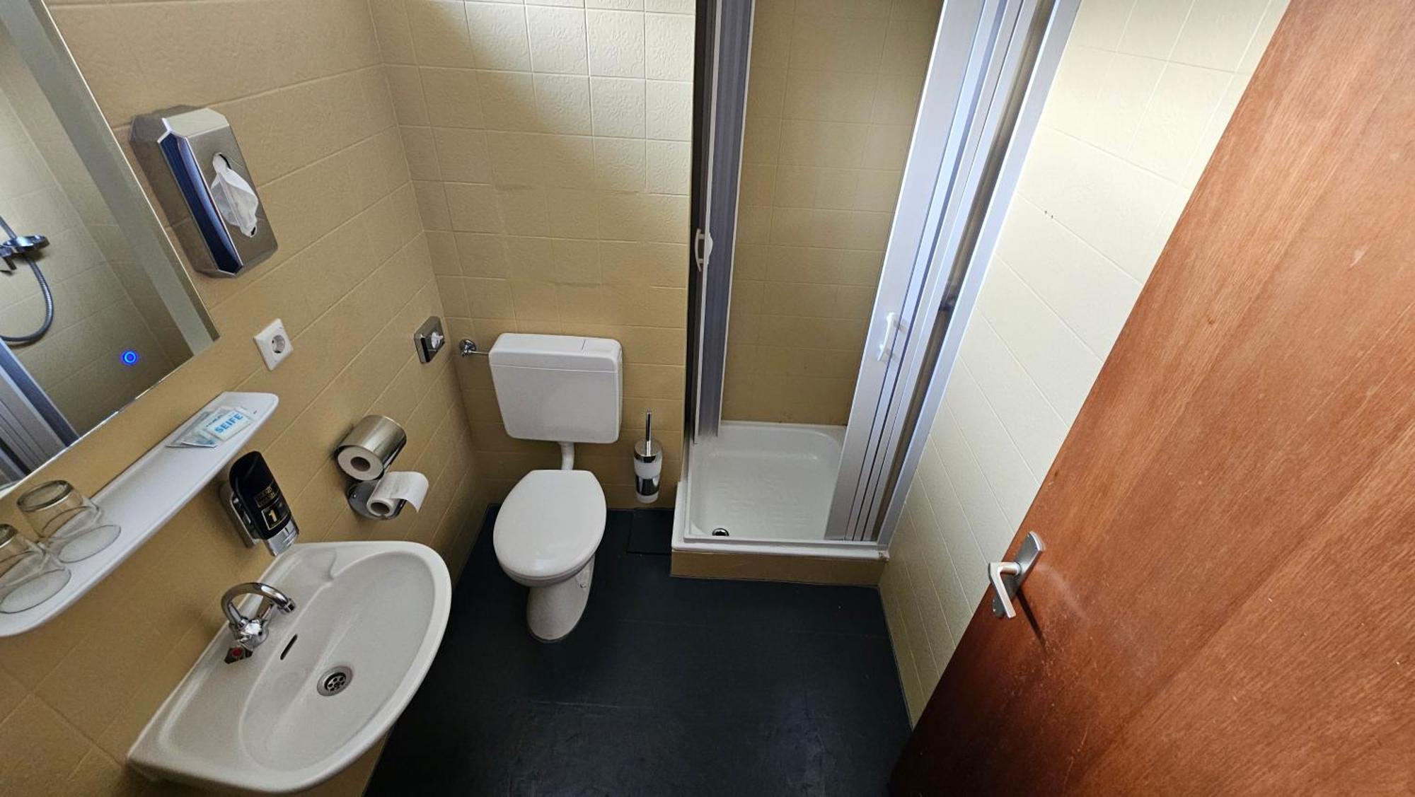 Kenner Treff Hotel Bagian luar foto